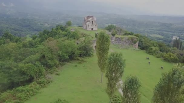 Drone felvételeket légifelvételek: Repülés őszi hegyek, erdők, rétek, dombok, a naplemente lágy fény. Európa. Fenséges tájat. Szépség világ. 4 k felbontás. — Stock videók