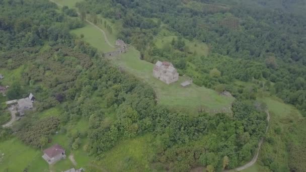 Vista aérea del dron: Vuelo sobre montañas otoñales con bosques, prados y colinas en la luz suave puesta de sol. Europa. Paisaje majestuoso. Mundo de belleza. Resolución 4K . — Vídeos de Stock