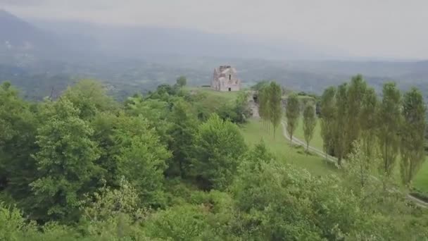 Drone Footage Flygfoto: Flygning över höstens berg med skogar, ängar och kullar i solnedgången mjukt ljus. Europa. Majestätiska landskap. Skönhet i världen. 4 k-upplösning. — Stockvideo