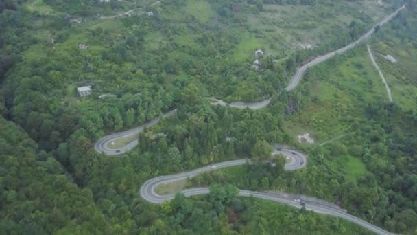 森や草地、日没柔らかな光の丘で秋の山を越え空中ドローン映像ビュー: フライト。ヨーロッパ。雄大な風景。美の世界。解像度 4 k. — ストック動画