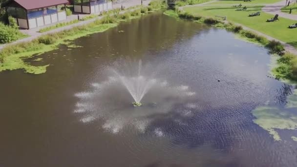 Drone felvételeket légifelvételek: Repülés őszi hegyek, erdők, rétek, dombok, a naplemente lágy fény. Európa. Fenséges tájat. Szépség világ. 4 k felbontás. — Stock videók