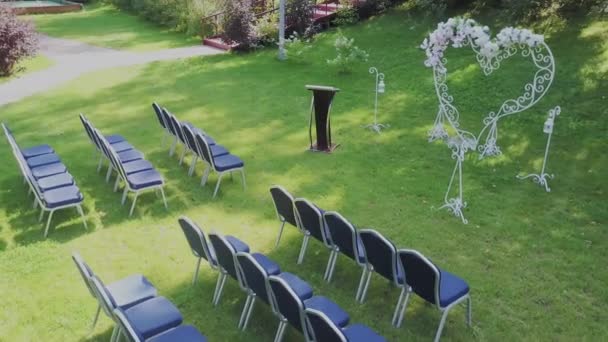 결혼식 장소, 꽃꽂이, 결혼식을 위한 액세서리의 등록. 화창한 날. — 비디오