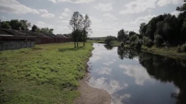 Gölün kıyıdan görünümünü