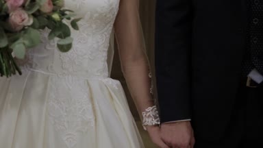 Genç çift tutuşup sevgi dolu, sarılma ve öpüşme