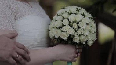 Genç çift tutuşup sevgi dolu, sarılma ve öpüşme