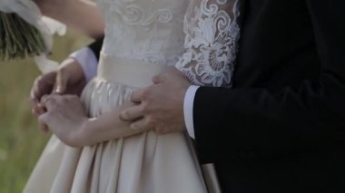 Genç çift tutuşup sevgi dolu, sarılma ve öpüşme