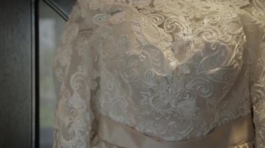 pencerenin önünde asılı gelinlik