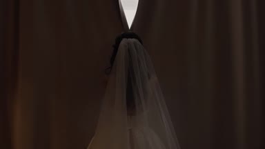 Kız sabah perdeler açılır ve Teras, yavaş hareket çıkmak