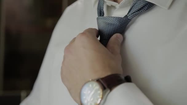 Man zet op Tie, Watch, schoen, Jaket. — Stockvideo