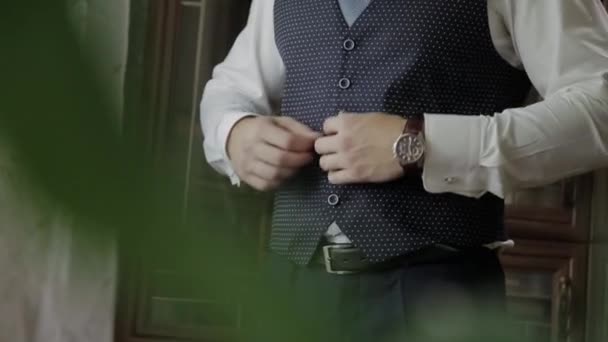 Człowiek stawia na zegarek, buty, krawat, Jaket. — Wideo stockowe