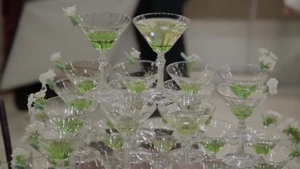 Le mani degli ospiti prendono bicchieri con vino bollente alla festa. Gli occhiali sono costruiti nelle piramidi. Nessuna persona riconoscibile . — Video Stock