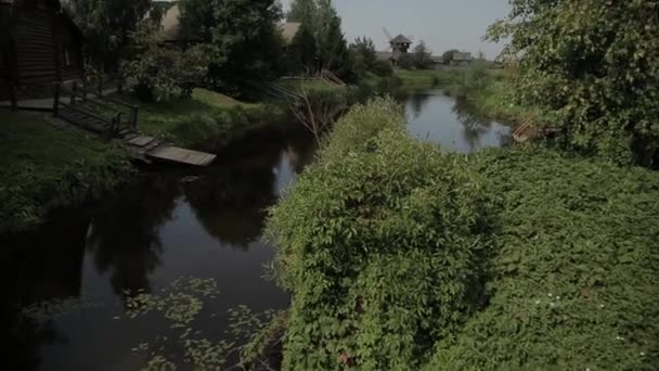 Vue sur le lac depuis la rive 