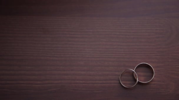 Anéis de casamento em uma almofada de anéis — Vídeo de Stock