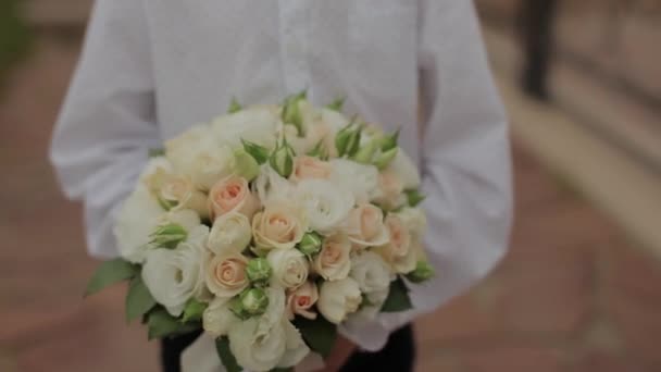 Wedding bouquet of beautiful flowers. Wedding flowers — Stock Video