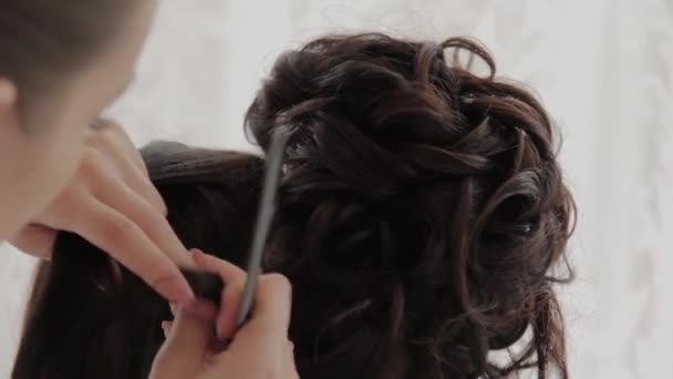 Девушка закончила со своими волосами — стоковое видео