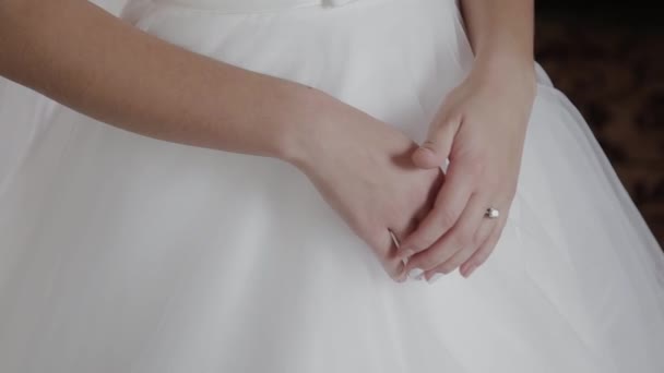 Mãos de uma mulher em um vestido branco — Vídeo de Stock