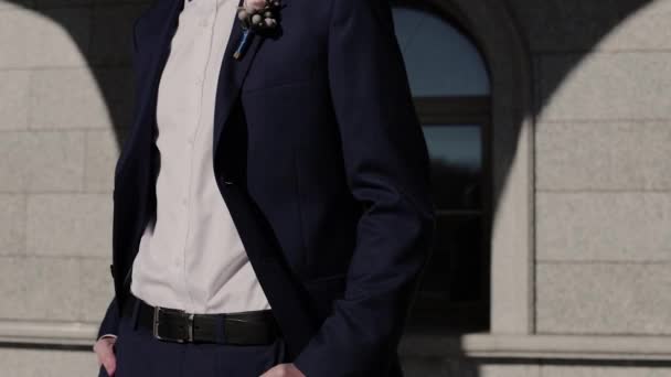 Człowiek stawia na zegarek, buty, krawat, Jaket. — Wideo stockowe