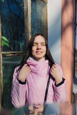 Parkta bir kadın yürüyor.