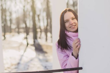 Parkta bir kadın yürüyor.