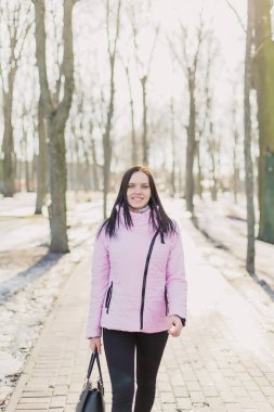 Parkta bir kadın yürüyor..