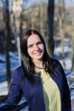 Parkta bir kadın yürüyor.