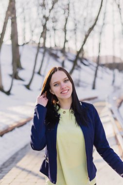 Parkta bir kadın yürüyor.