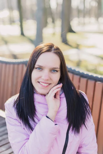 Eine Frau läuft im Park — Stockfoto