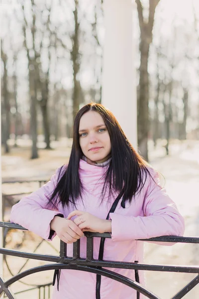 A woman is walking in the park — Stock Photo, Image