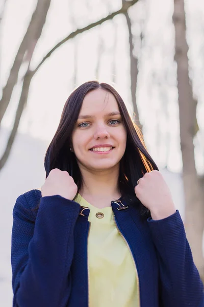 Eine Frau läuft im Park — Stockfoto