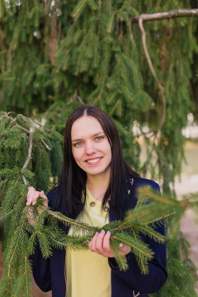 Eine Frau läuft im Park — Stockfoto