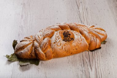 Ahşap bir zeminde taze pişmiş ekmek..