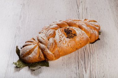 Ahşap bir zeminde taze pişmiş ekmek..