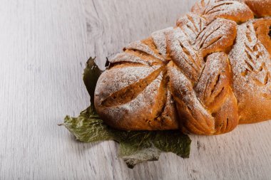 Ahşap bir zeminde taze pişmiş ekmek..