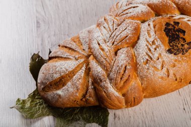 Ahşap bir zeminde taze pişmiş ekmek..