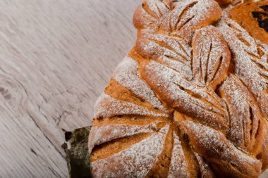 Ahşap bir zeminde taze pişmiş ekmek..