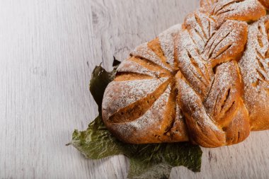 Ahşap bir zeminde taze pişmiş ekmek..
