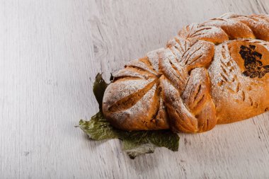 Ahşap bir zeminde taze pişmiş ekmek..