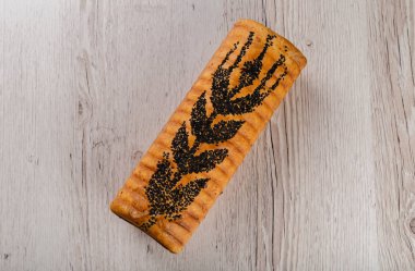 Ahşap bir zeminde taze pişmiş ekmek..