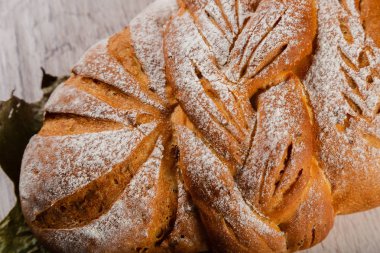 Ahşap bir zeminde taze pişmiş ekmek..