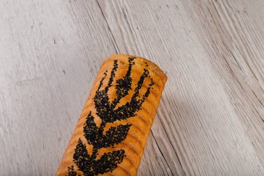 Ahşap bir zeminde taze pişmiş ekmek..