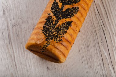 Ahşap bir zeminde taze pişmiş ekmek..