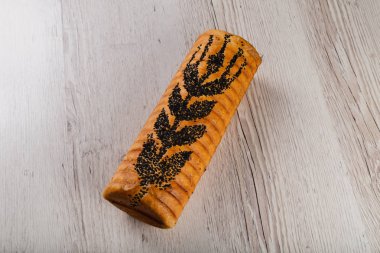 Ahşap bir zeminde taze pişmiş ekmek..