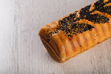 Ahşap bir zeminde taze pişmiş ekmek..