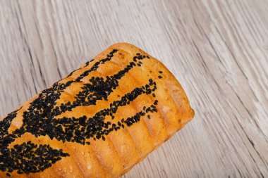 Ahşap bir zeminde taze pişmiş ekmek..