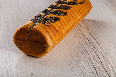 Ahşap bir zeminde taze pişmiş ekmek..