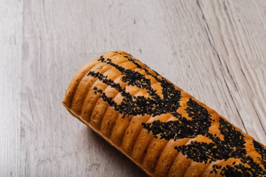 Ahşap bir zeminde taze pişmiş ekmek..