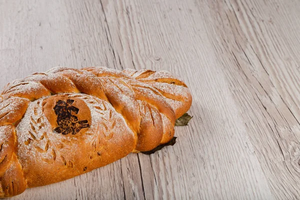 Vers gebakken brood op een houten ondergrond. — Stockfoto