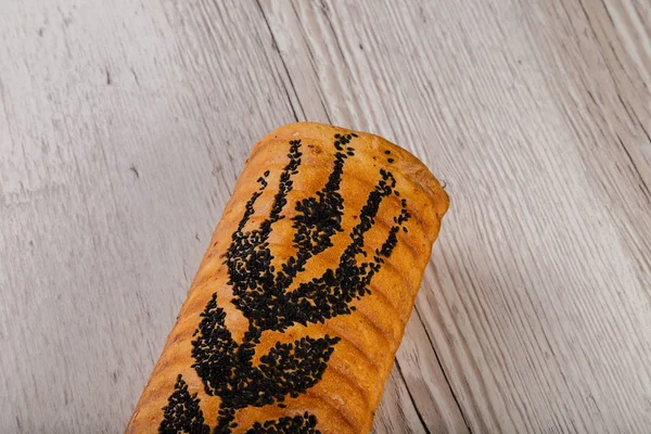 Ahşap bir zeminde taze pişmiş ekmek..