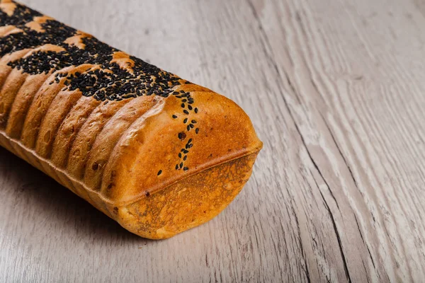 Ahşap bir zeminde taze pişmiş ekmek..