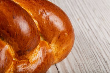 Ahşap bir zeminde taze pişmiş ekmek..